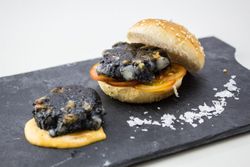 Hamburguesas De Bacalao, Gamba y Chipirones en su tinta 2uni.
